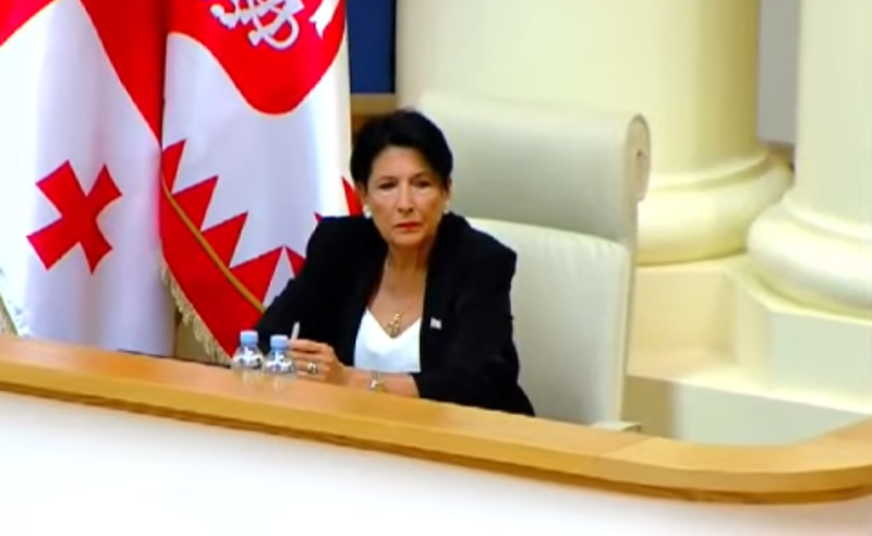 პარლამენტში იმპიჩმენტის პროცედურა მიმდინარეობს - ტრიბუნასთან კობახიძე დგას, ოპოზიციის ნაწილმა კი დარბაზი დატოვა