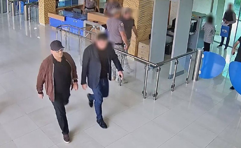 როგორ მივიდა ფარცხალაძე სუს-ში გამოკითხვაზე - სათვალთვალო კამერით დაფიქსირებული პირველი ფოტოები 