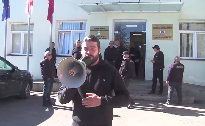 ულტიმატუმის ვადა ამოწურულია - რაჭის ტყის მცველები ამბროლაურის მერიისგან განმარტებებს ელოდებიან