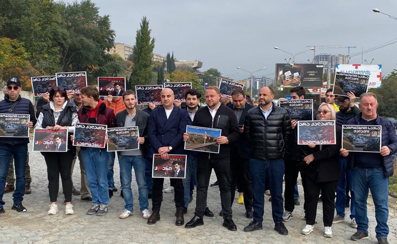 "თბილისი კალაძის საცობების გარეშე" - დედაქალაქში შექმნილ სატრანსპორტო კოლაფსს ენმ საგანგებო ბრიფინგით ეხმიანება