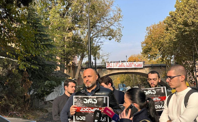"არა კალაძის საცობებს!“  - "ერთიანმა ნაციონალურმა მოძრაობამ" მშრალ ხიდზე ბანერი გადმოფინა
