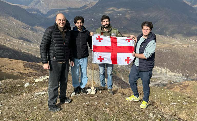 ენმ-ს  წევრებმა ზემო მლეთაში, წმ. გიორგის ლომისაზე, საქართველოს ხუთჯვრიანი დროშა აღმართეს