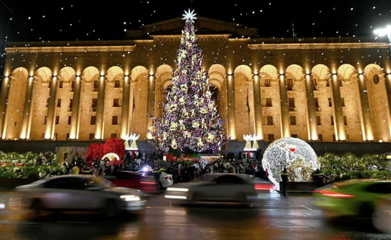 24 მეტრი, 365 ტოტი - თბილისის მერია ახალ ნაძვის ხეში 730 ათას ლარს გადაიხდის