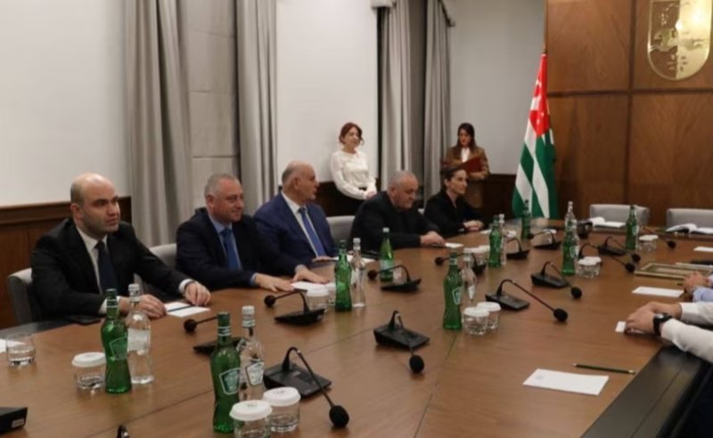 სოხუმის აეროპორტს რუსეთის უშიშროების საბჭოს მდივნის მოადგილის შვილის კომპანია აღადგენს