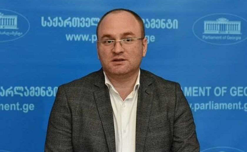 ბერაია აქუბარდიას ბოდიშს უხდის, თუმცა უპასუხოდ ტოვებს კითხვას - დატოვებს თუ არა კომიტეტის თავმჯდომარის პოსტს