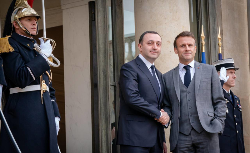 "ბრავო ქართველ ხალხს" - მაკრონი მილოცვას ქართულ ენაზე აქვეყნებს