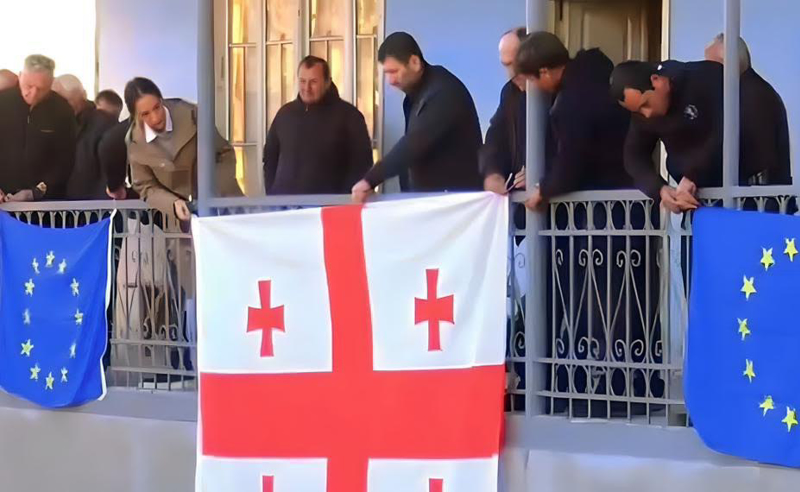 სოფო ჯაფარიძემ გინტურის ოჯახის წევრებთან ერთად მათი სახლიდან საქართველოსა და ევროკავშირის დროშები გადმოფინა