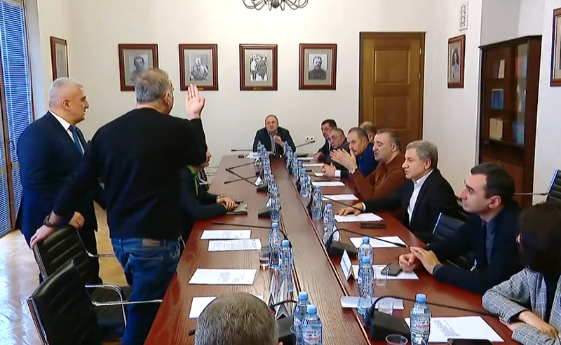 "სირცხვილია, ისევ თავმჯდომარე რომ ხარ", " არ გადავდგები" - დაპირისპირება ელისაშვილსა და ბერაიას შორის