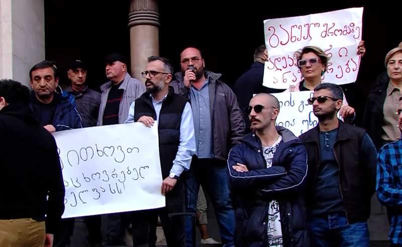 პროტესტის მეთორმეტე დღე - ოპერისა და ბალეტის თეატრის თანამშრომლები აქციისთვის ემზადებიან