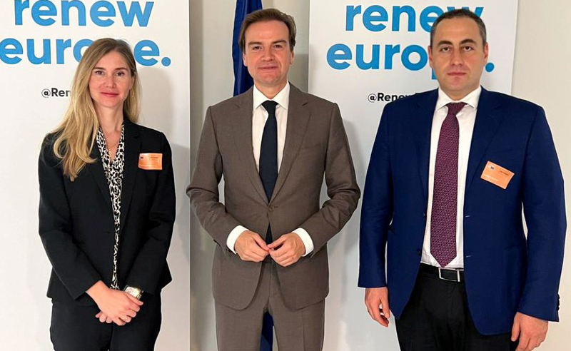 თინა ბოკუჩავა და გიორგი ვაშაძე ბრიუსელში “renew-europe”- ის ფრაქციის თავმჯდომარის პირველ მოადგილესა და ნიდერლანდების მმართველი პარტიის „VVD” წარმომადგენელს,  მალიკ აზმანის შეხვდნენ