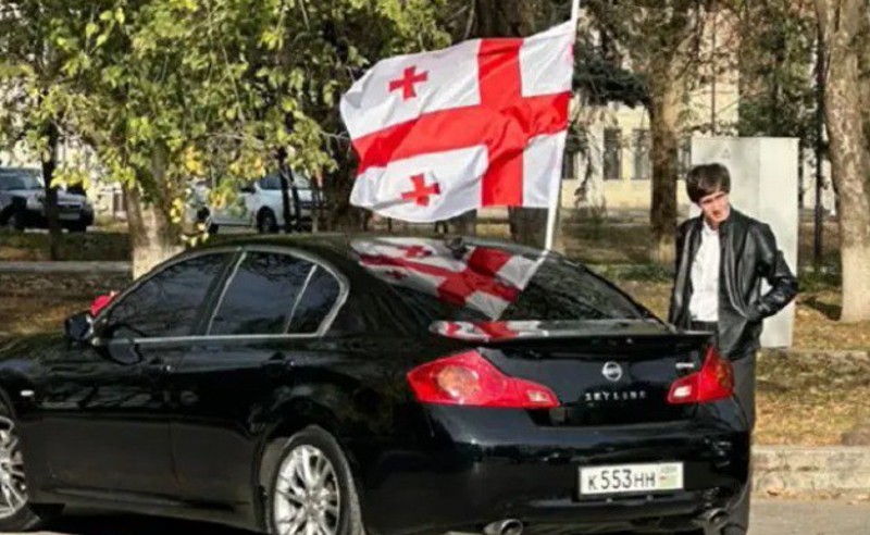აფხაზეთის მკვიდრს, რომლის მანქანიდანაც საქართველოს დროშა იყო გადმოკიდებული, ბოდიში მოახდევინეს