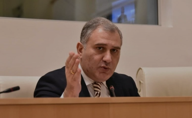 პირველად, ერთ-ერთმა ქალმა დეპუტატმა ისროლა ნივთი მგალობლიშვილის მიმართულებით - სარჯველაძე