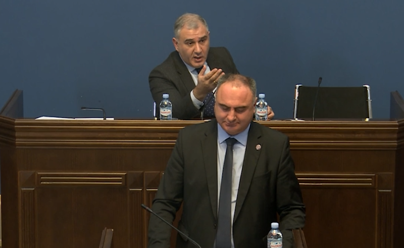 იმის უნარიც არ გაქვთ, შეურაცხყოფაში იყოთ ქე მაინც ჩამოყალიბებული... მდაბიო შეურაცხყოფაზე გადადიხართ- სარჯველაძე ხვიჩიას