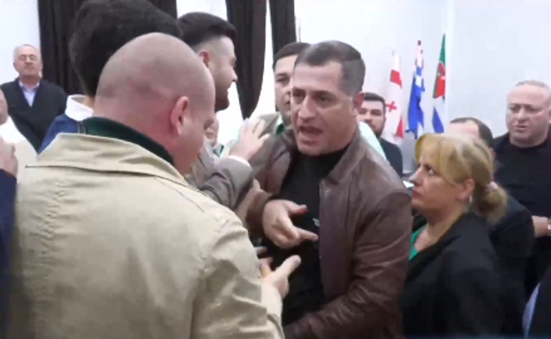 ფიზიკური და სიტყვიერი დაპირისპირება ქობულეთის საკრებულოში 