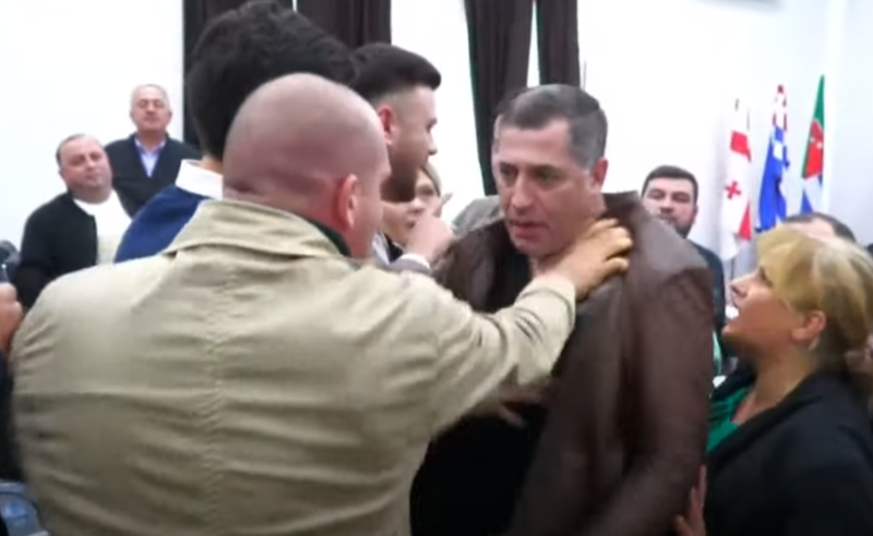 ქობულეთის საკრებულო როგორც ბრძოლის ველი - მუშტი-კრივი ენმ-სა და „ოცნების“ დეპუტატებს შორის 
