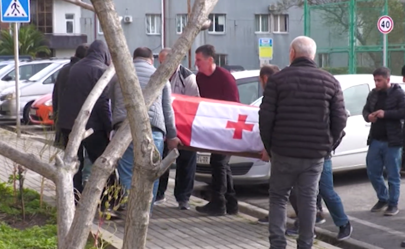 ფოთში გლოვაა -  უკრაინაში დაღუპული მებრძოლი საკუთარ სახლში გადაასვენეს
