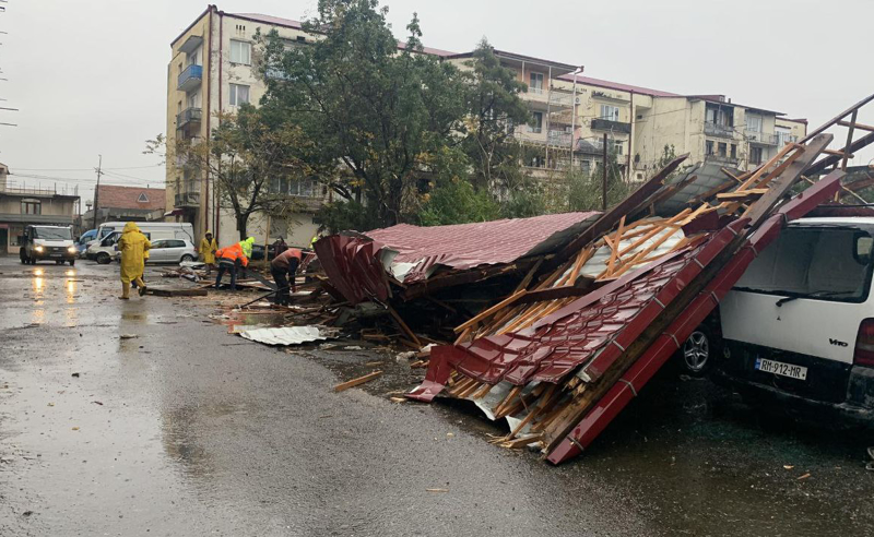 ფოთში ძლიერმა ქარმა კორპუსს სახურავი გადახადა - დაზიანდა ავტომობილები