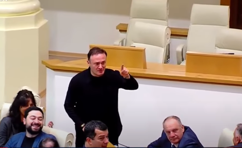 ხმაური და დაპირისპირება პარლამენტში
