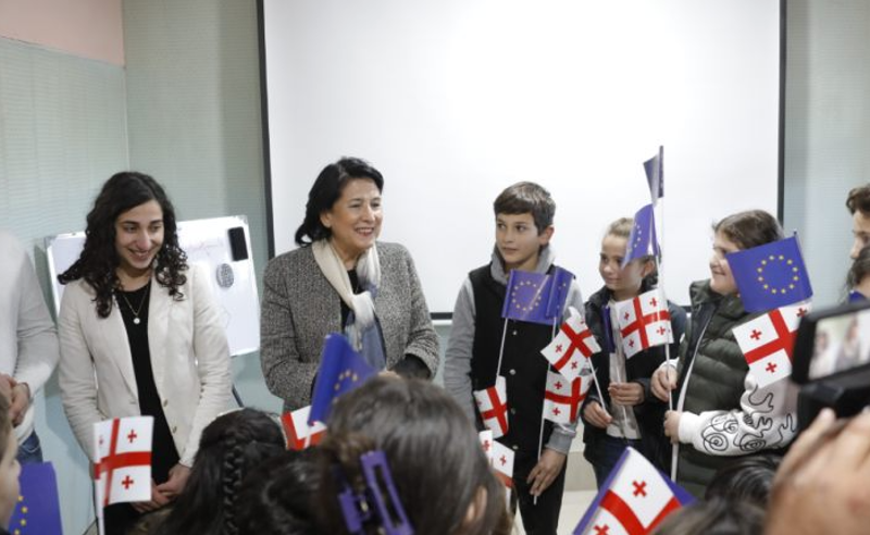 "თქვენ ნამდვილად მოესწრებით, რომ საქართველო იქნება ევროკავშირის წევრი" - პრეზიდენტი სოფელ მელაანში ახალგაზრდებს შეხვდა