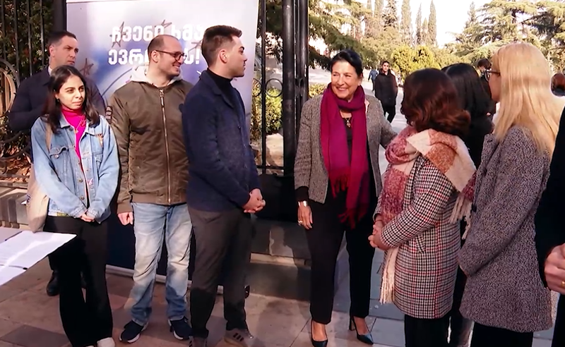 დემონსტრაციული ნაბიჯი "ოცნების" მუქარაზე - პრეზიდენტი თსუ-ში მივიდა 