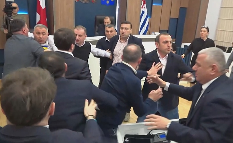 ხელჩართული ჩხუბი აჭარის უმაღლეს საბჭოში - რა გახდა სხდომის პარალიზების მიზეზი