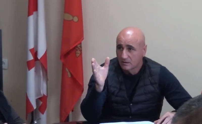 "დააყენე ერთი ადგილი...თავიდან ბოლომდე ერთი ადგილი ხარ" - ქარელის მერის ბილწსიტყვაობა და დაპირისპირება საკრებულოს სხდომაზე