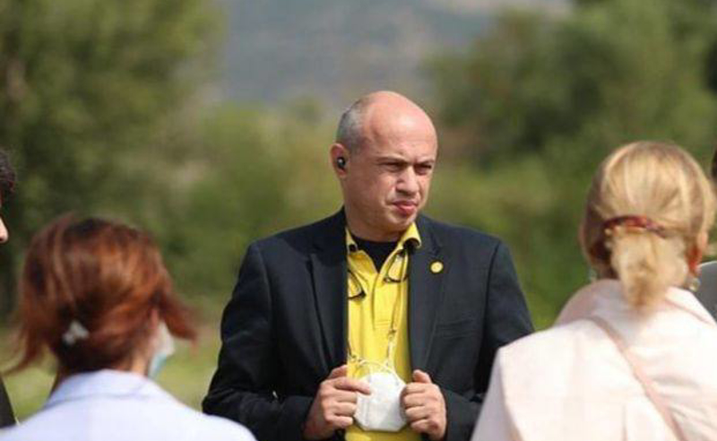 ბევრ მუნიციპალიტეტში რიგ-რიგობით დადიან თანამშრომლები, მაგიდა არ აქვთ, იმდენად გაბერილი შტატია - სურგულაძე