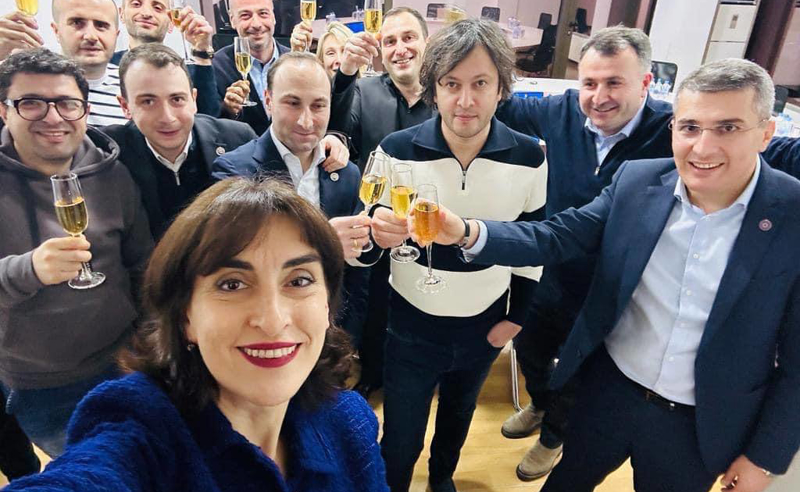 "ქართულმა ოცნებამ" სტატუსის მიღება პარტიის ოფისში იზეიმა