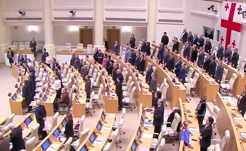 საქართველოსა და ევროკავშირის დროშები მხოლოდ საპარლამენტო უმრავლესობის მაგიდებზე - რას ამბობს ოპოზიცია
