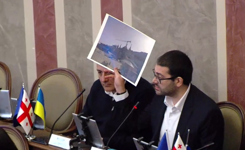 ცენზურა თბილისის საკრებულოში - კახა კალაძეს კრიტიკულ კითხვებს არ ასმენინებენ