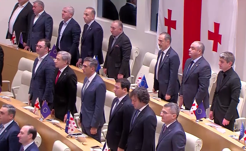 დროშები მხოლოდ საპარლამენტო უმრავლესობისთვის? - როგორ ხსნის "ოცნება" დარბაზის ორად გაყოფას