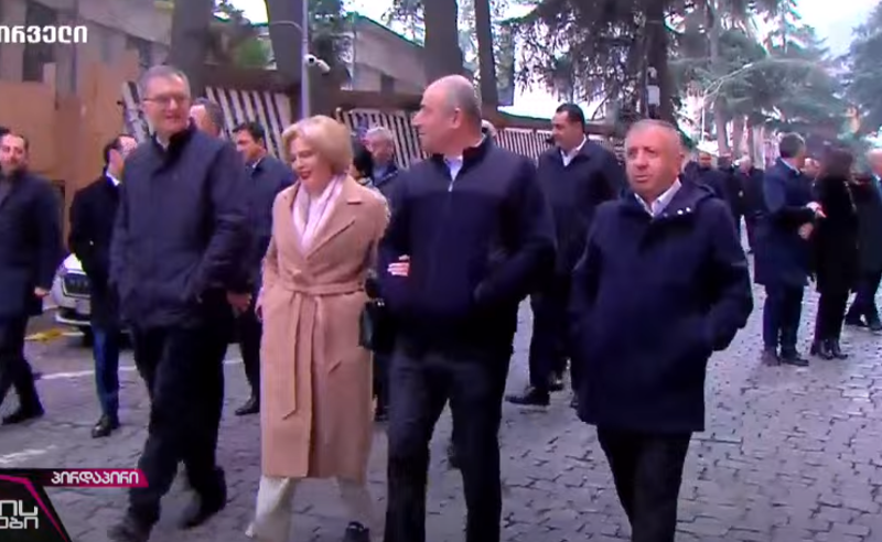საპარლამენტო უმრავლესობის მსვლელობა პარლამენტიდან დაიწყო