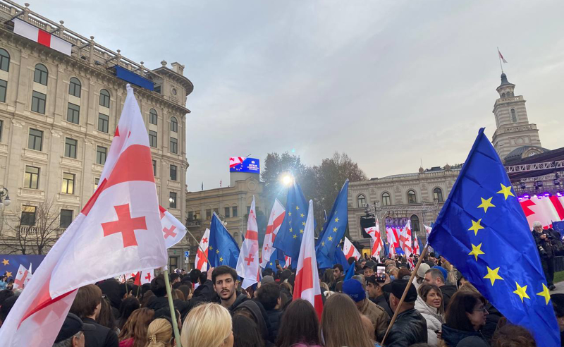 ქვეყანა კანდიდატის სტატუსის მინიჭებას ზეიმობს - რა ხდება თავისუფლების მოედანზე