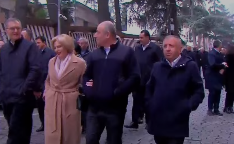 იმიტირებული ზეიმი თუ გულწრფელი სიხარული? - დასავლეთის მაგინებელი დეპუტატები დღეს ზეიმის წინა ხაზზე იდგნენ