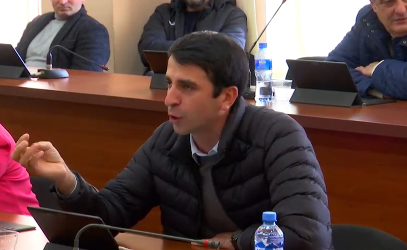 ხმაური იყო  გორის საკრებულოში - "ოცნების" და ოპოზიციის დეპუტატებმა 2024 წლის ბიუჯეტის პროექტის გამოო იჩხუბეს