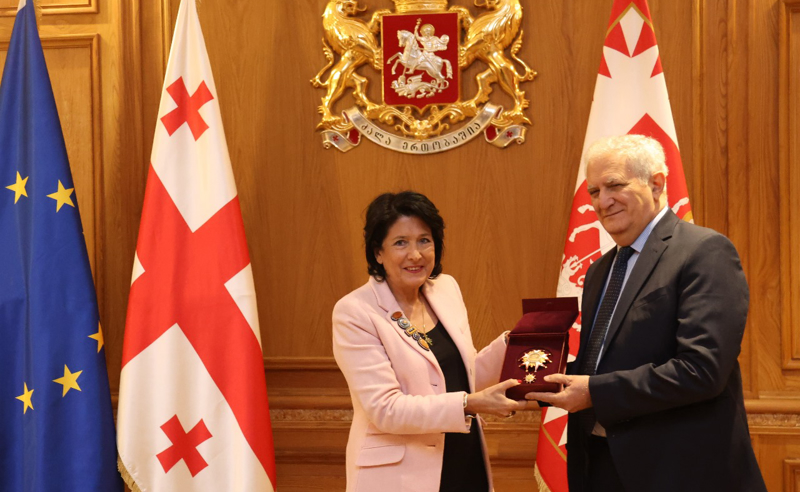 პრეზიდენტმა ამირან გამყრელიძე ბრწყინვალების ორდენით დააჯილდოვა