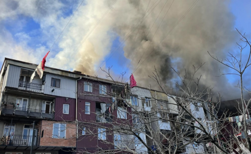 ხანძარი ქობულეთში - ცეცხლი ხუთსართულიანი კორპუსის სახურავს უკიდია