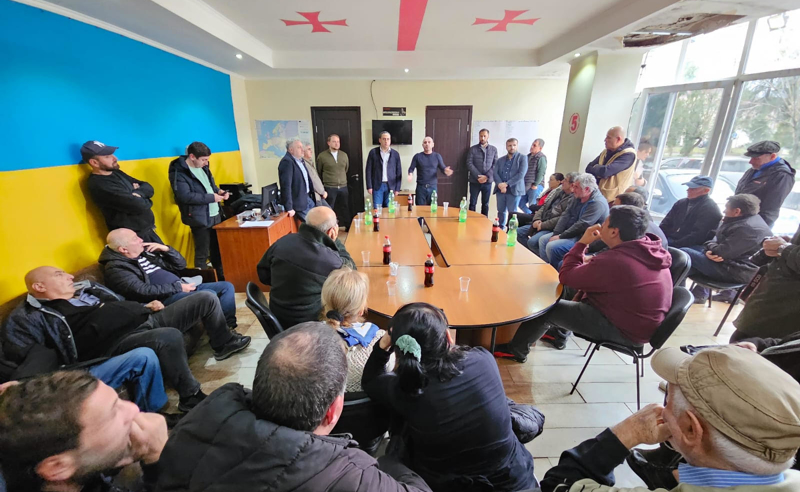 ლევან ხაბეიშვილმა გურიაში - ლანჩხუთში, ჩოხატაურში და ოზურგეთში პარტიის ორგანიზაციებთან შეხვედრა გამართა