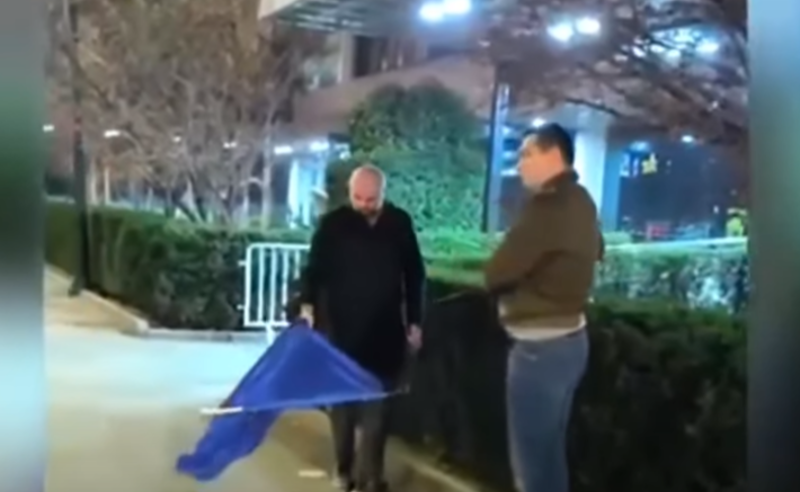 პრორუსმა რადიკალებმა თბილისის მერიაზე აღმართული ევროკავშირის დროშა ჩამოხსნეს და დაწვეს