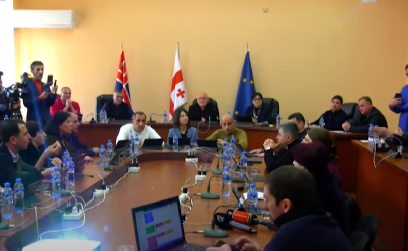 დიდი ხმაური გორის საკრებულოში - ჩინოვნიკები ხელფასებს იზრდიან