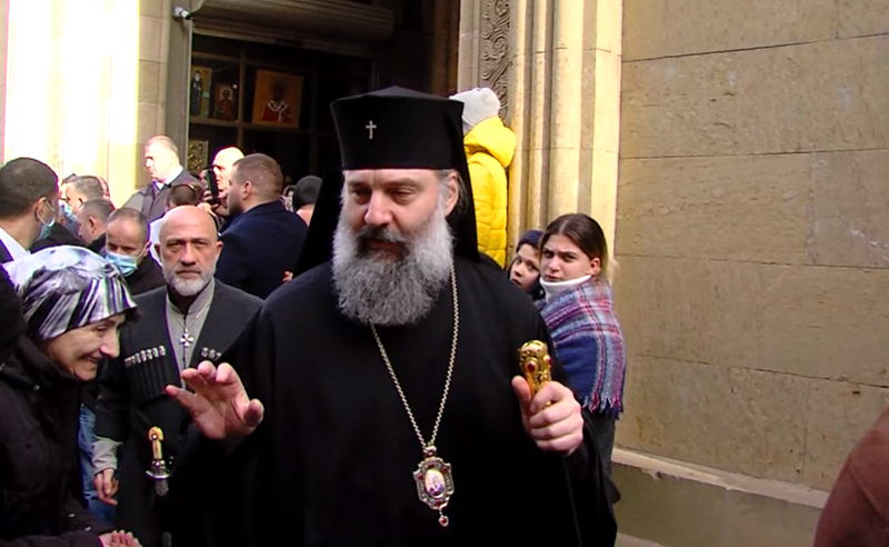 არც ერთი სიტყვა მღვდლების მიერ EU-ს დროშის დაწვაზე - მეუფე შიო კითხვებს გაექცა