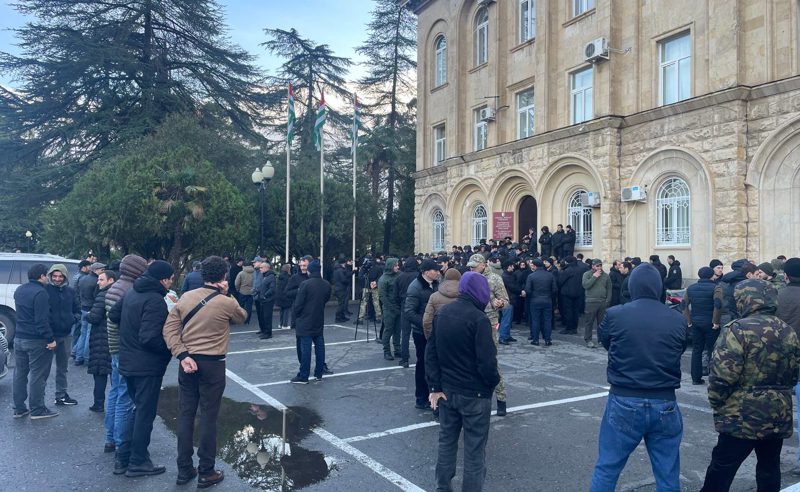 სოხუმში სპეცრაზმი შეიყვანეს (ვიდეო)