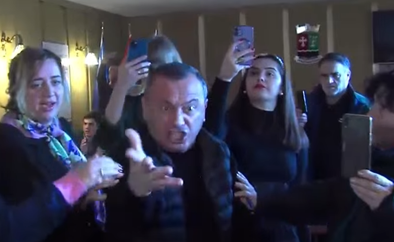 "უთავმოყვარეოებო, მონებო..." - ოზურგეთის საკრებულოში დაპირისპირება გრძელდება
