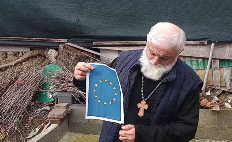 დეკანოზმა ცქიფურიშვილმა საეკლესიო სასჯელი არა დროშის დაწვისთვის, არამედ სასულიერო პირების შეურაცხყოფისთვის მიიღო - საპატრიარქო