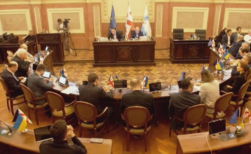 "უზრდელი ხარ, ეტყობა მაგრად მოგხვდა" - ხმაური და დაპირისპირება საკრებულოში 