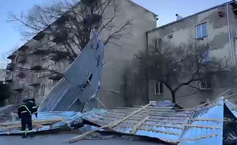 ძლიერმა ქარმა თელავში კორპუსებს სახურავები გადახადა (ფოტო)
