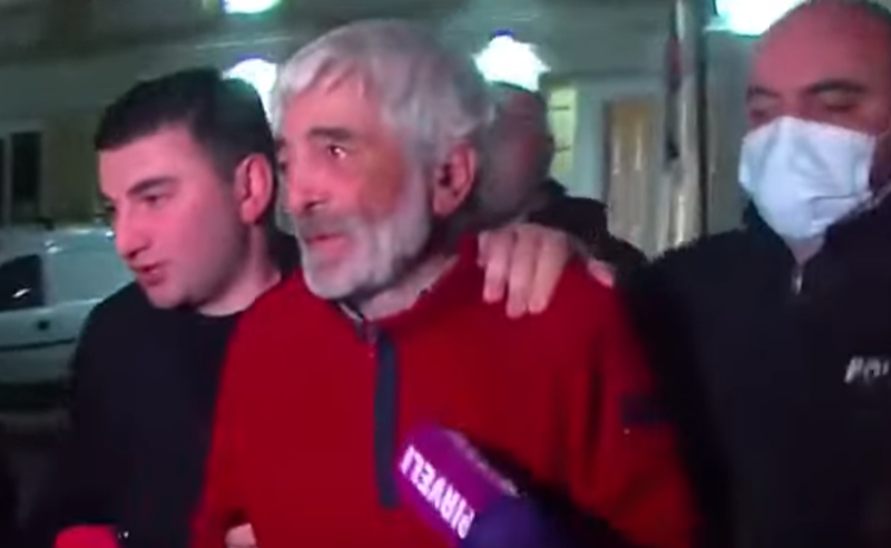 კაცი, რომელმაც სავარაუდოდ, მძინარე სტუმარი მოკლა, პატიმრობაში რჩება - რა მოხდა სასამართლო პროცესზე?