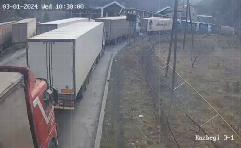 რა ბედი ელით ლარსზე გაჩერებულ ტრაილერებს - მძღოლები ოფიციალურ პასუხს ამ დრომდე ელოდებიან