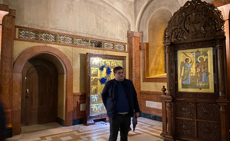 ხატზე საღებავის შესხმის ფაქტზე გამოძიება დაიწყო - სამებაში სამართალდამცავები იმყოფებიან