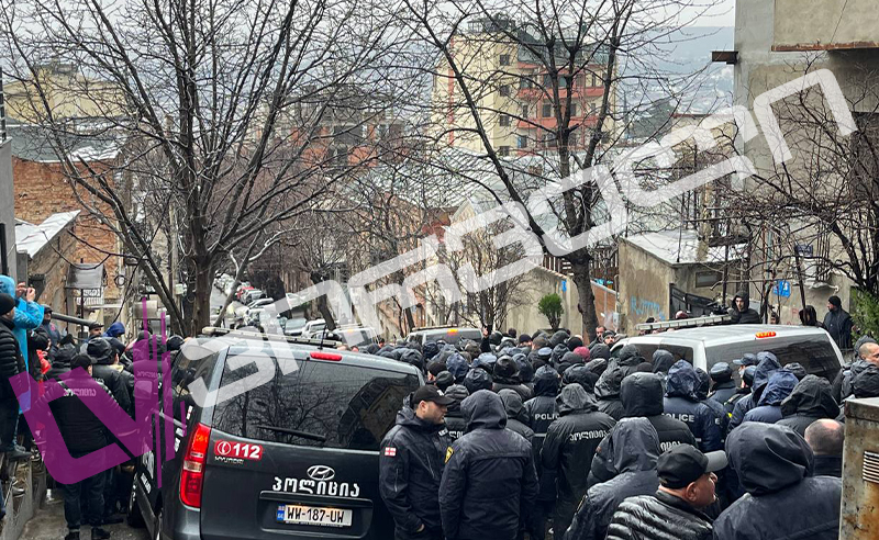 რადიკალები ნატა ფერაძის სახლთან მივიდნენ - რა ხდება ადგილზე